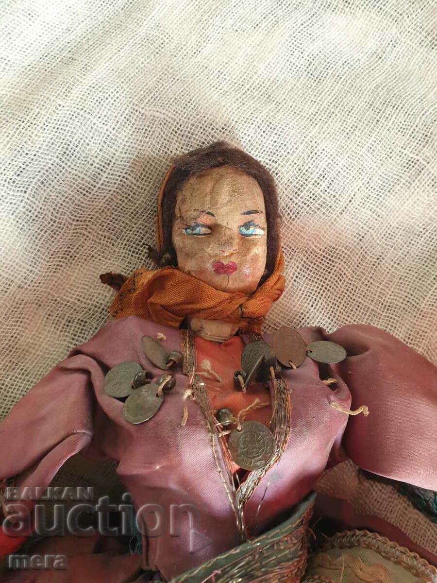 Păpușă veche de cârpă de colecție cu preț 25.00 BGN | € 12.78 Păpușă veche de cârpă de colecție cu preț 25.00 BGN | € 12.78