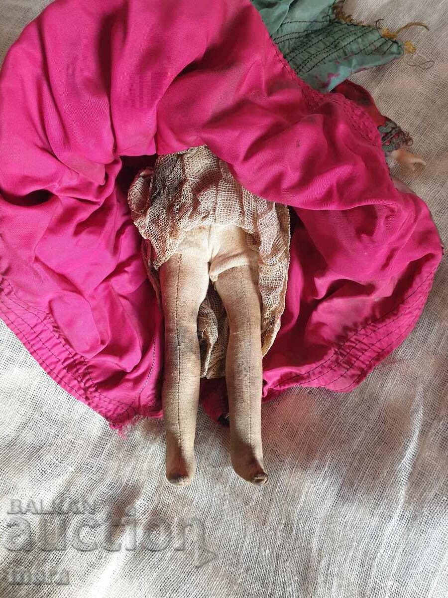 Licitație Păpușă veche de cârpă de colecție Licitație Păpușă veche de cârpă de colecție