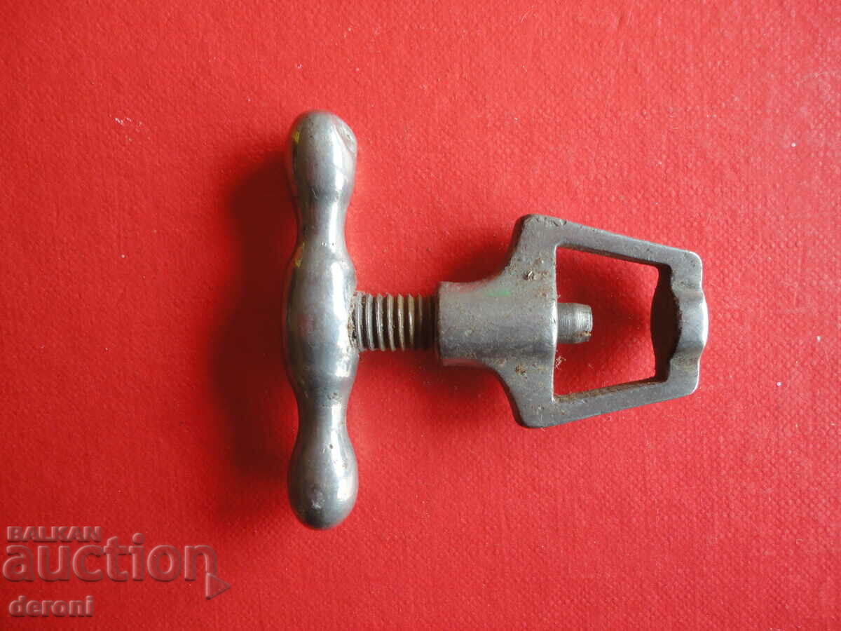 Delivery of Ancient bronze clamp Delivery of Ancient bronze clamp