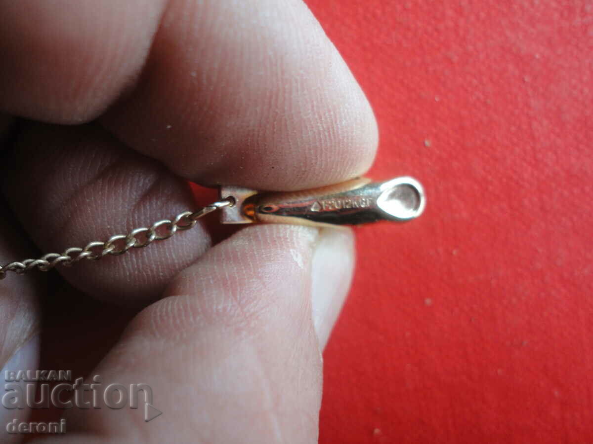 Delivery of Gold plated brooch clip accessory in box