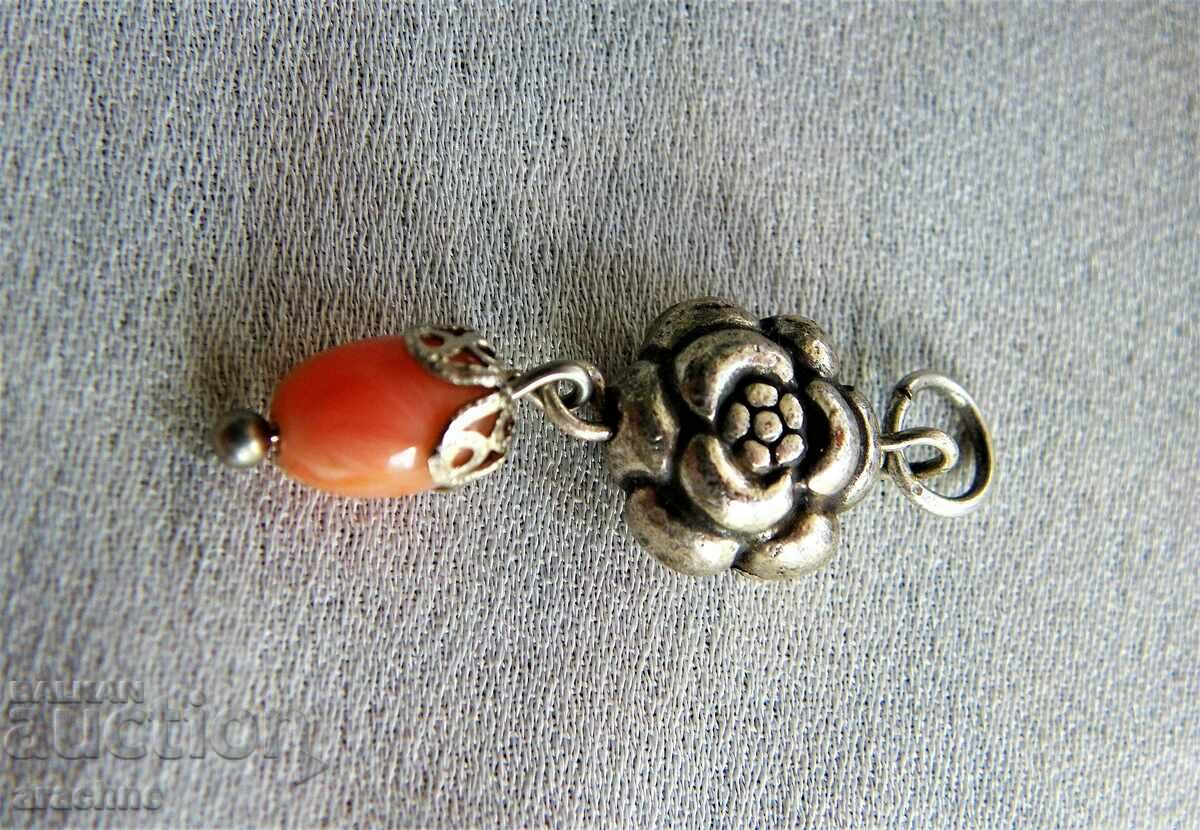 Delivery of Central Asian silver medallion with coral, angel skin color Delivery of Central Asian silver medallion with coral, angel skin color