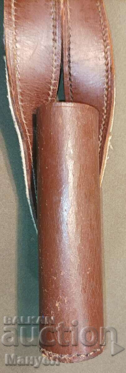 Shouldered leather battle flag carrier. - 5 Shouldered leather battle flag carrier. - 5