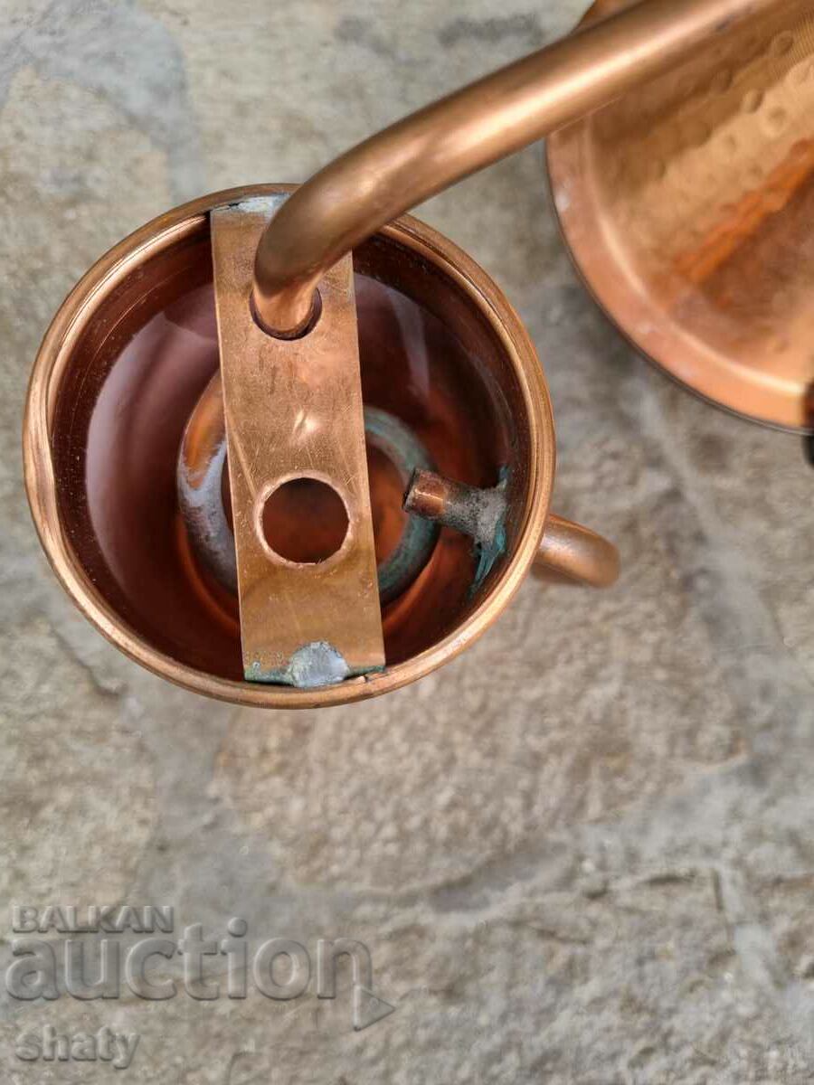 Παράδοση Χάλκινο μοντέλο φυτού τριαντάφυλλου. Ένα καζάνι κονιάκ. Παράδοση Χάλκινο μοντέλο φυτού τριαντάφυλλου. Ένα καζάνι κονιάκ.