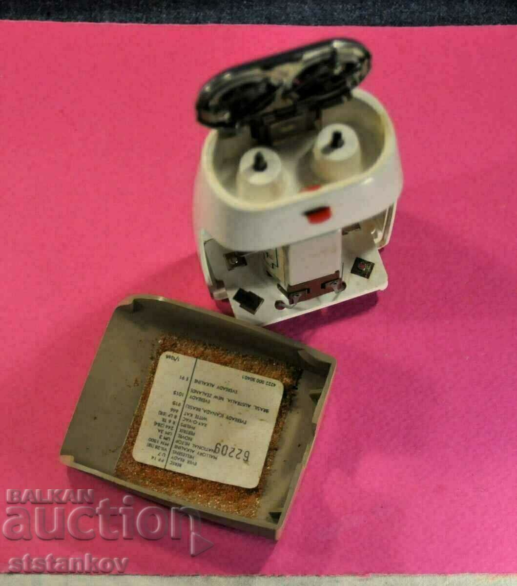 "PHILIPS" PHILISHAVE VTG ELECTRIC BATTERY SHAVER in ORIG.BOX с цена € 8.00 | 15.65 лв. "PHILIPS" PHILISHAVE VTG ELECTRIC BATTERY SHAVER in ORIG.BOX с цена € 8.00 | 15.65 лв.