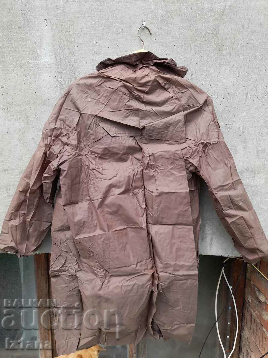 Pelernă de ploaie veche, parcă de vânt - 5