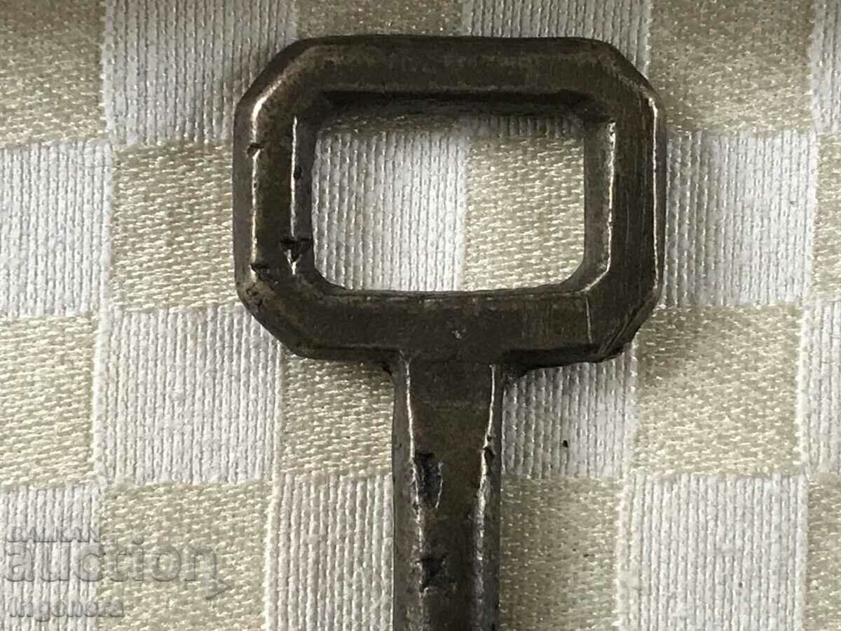 Доставка на КЛЮЧ СТАРИНЕН ОТ САНДЪЦИТЕ НА БАБА И ДЯДО РЕЗЕ КАТИНАР Доставка на КЛЮЧ СТАРИНЕН ОТ САНДЪЦИТЕ НА БАБА И ДЯДО РЕЗЕ КАТИНАР