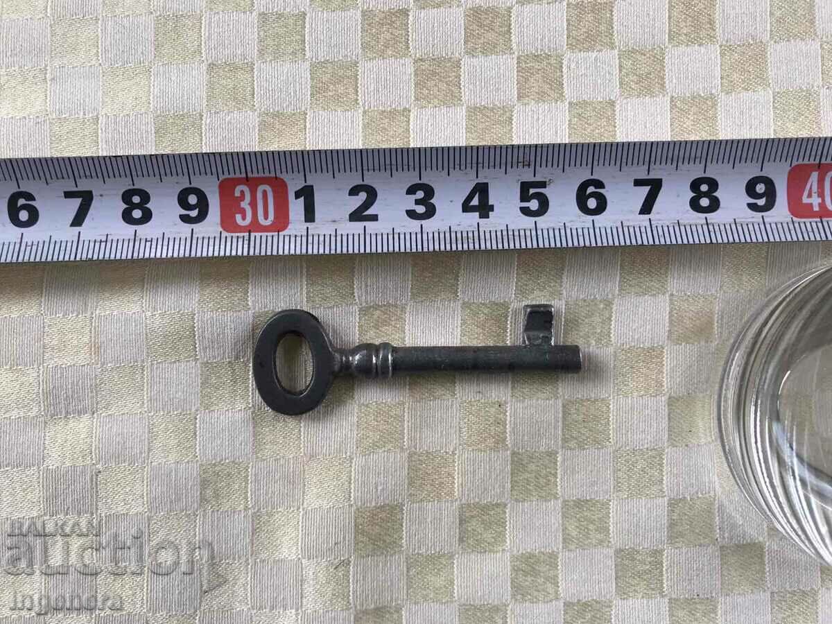 КЛЮЧ СТАРИНЕН ОТ САНДЪЦИТЕ НА БАБА И ДЯДО РЕЗЕ КАТИНАР с цена 8.00 лв. | € 4.09 КЛЮЧ СТАРИНЕН ОТ САНДЪЦИТЕ НА БАБА И ДЯДО РЕЗЕ КАТИНАР с цена 8.00 лв. | € 4.09