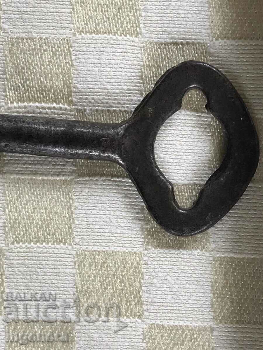 КЛЮЧ СТАРИНЕН ОТ САНДЪЦИТЕ НА БАБА И ДЯДО РЕЗЕ КАТИНАР - 5 КЛЮЧ СТАРИНЕН ОТ САНДЪЦИТЕ НА БАБА И ДЯДО РЕЗЕ КАТИНАР - 5