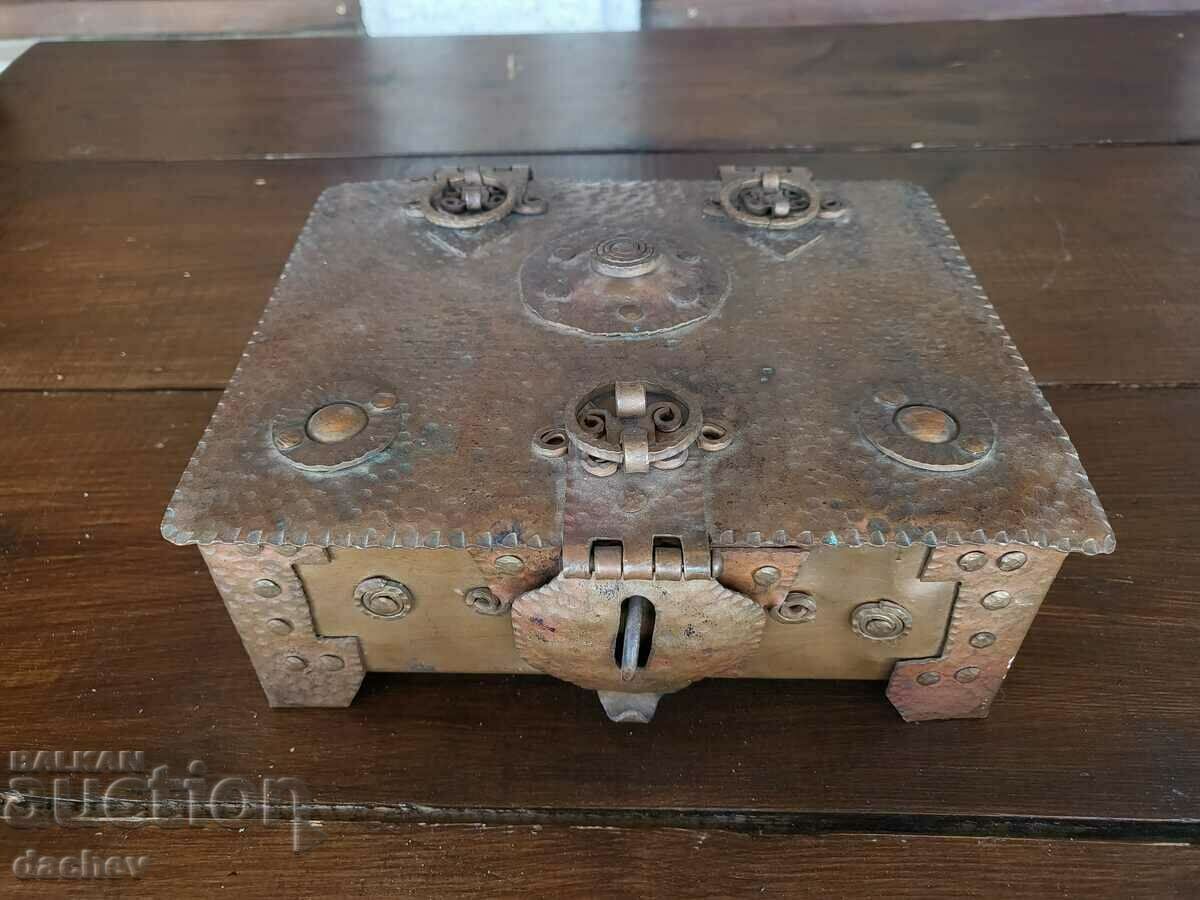 Auction  LARGE OLD WROUGHT COPPER JEWELRY BOX - MASTERPIECE
