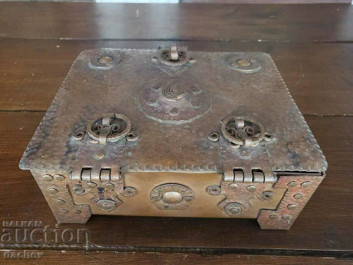 Delivery of LARGE OLD WROUGHT COPPER JEWELRY BOX - MASTERPIECE Delivery of LARGE OLD WROUGHT COPPER JEWELRY BOX - MASTERPIECE