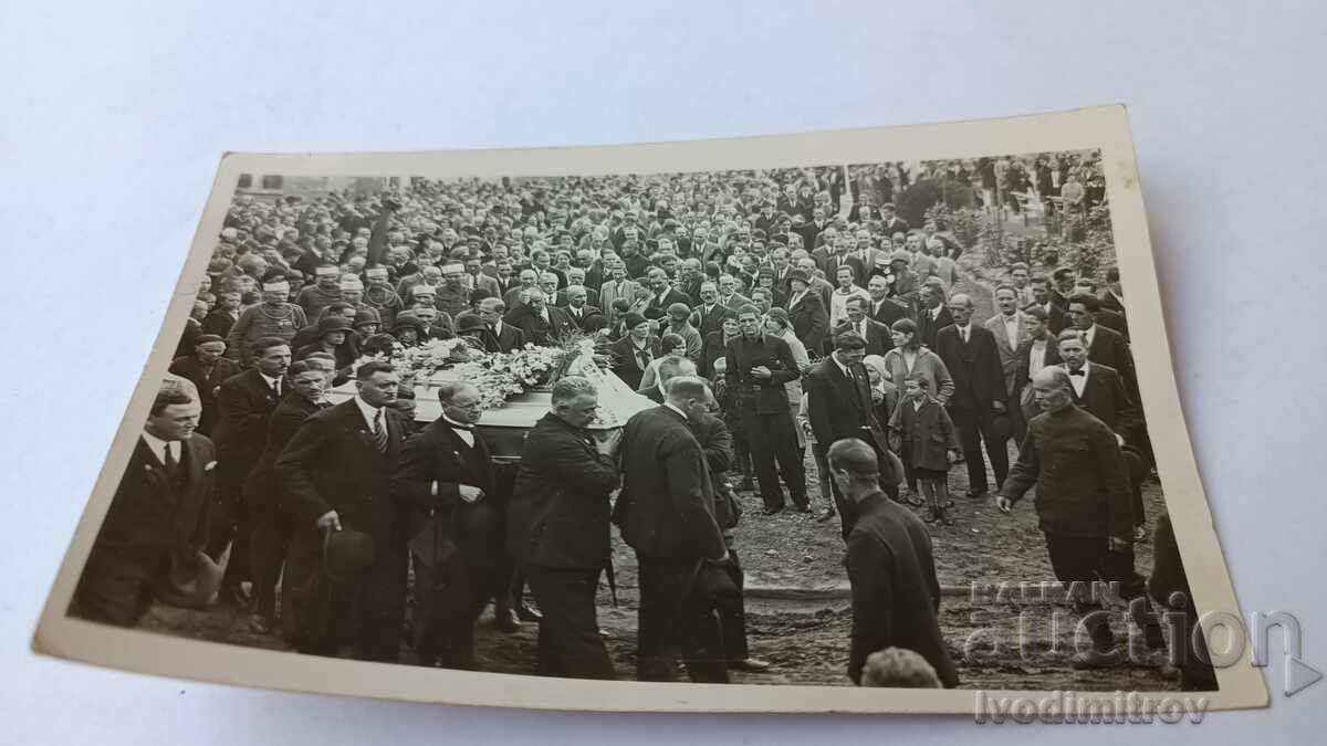 Photo Funeral procession of a famous hero