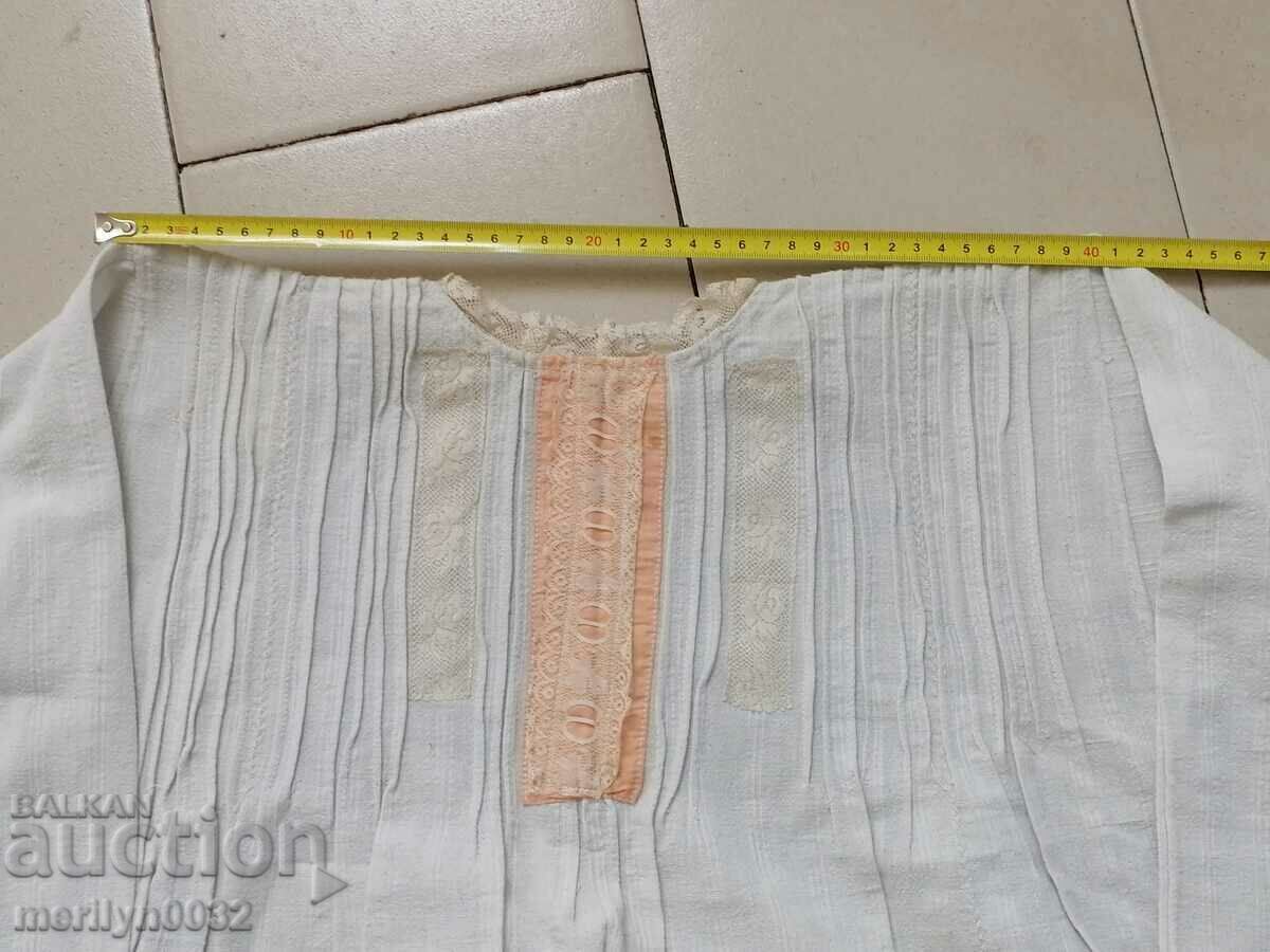 Delivery of Old women's shirt with hand embroidery of chaise, costume, sukman Delivery of Old women's shirt with hand embroidery of chaise, costume, sukman