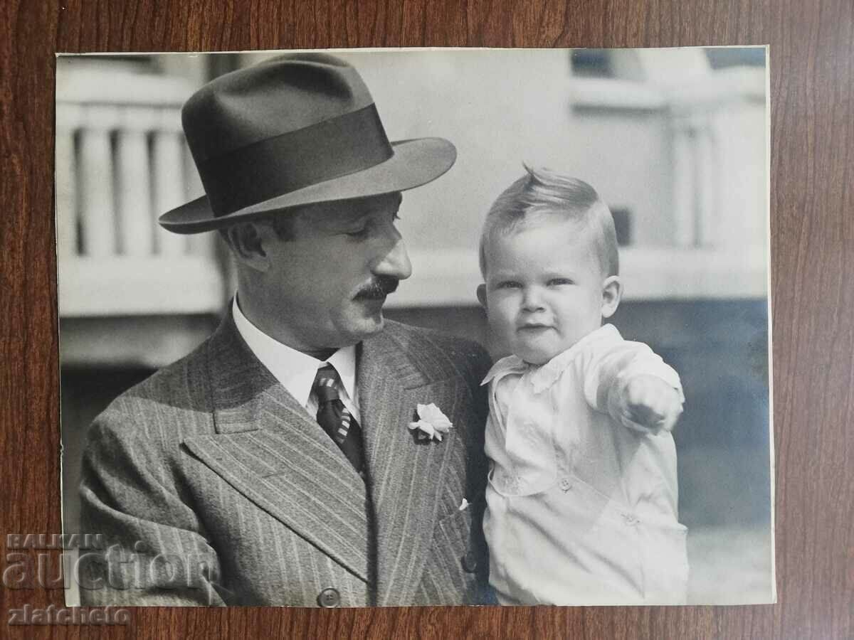 Fotografie veche Regatul Bulgariei - Țarul Boris al III-lea, Simeon al II-lea cu preț 220.00 BGN | € 112.48 Fotografie veche Regatul Bulgariei - Țarul Boris al III-lea, Simeon al II-lea cu preț 220.00 BGN | € 112.48