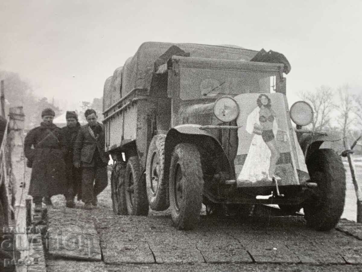 Primul Război Mondial 1944-45.Unități militare bulgare pe un pod de pontoane