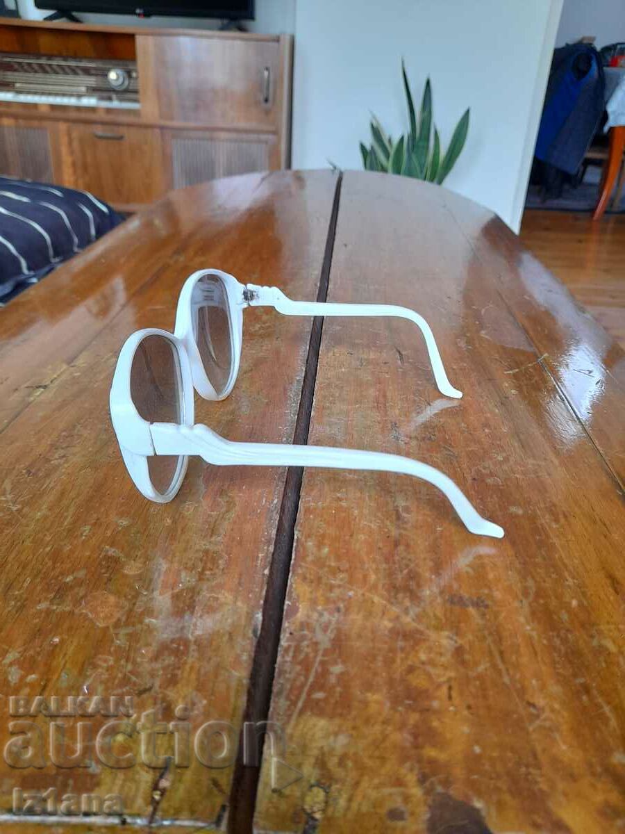 Delivery of Old Women's Sunglasses