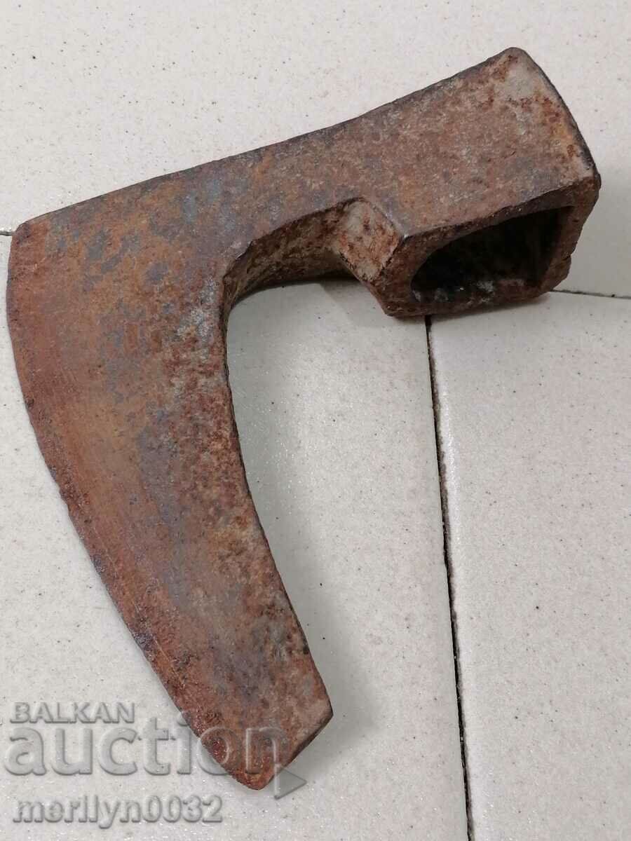 Delivery of An old ax shaft tool wrought iron Delivery of An old ax shaft tool wrought iron