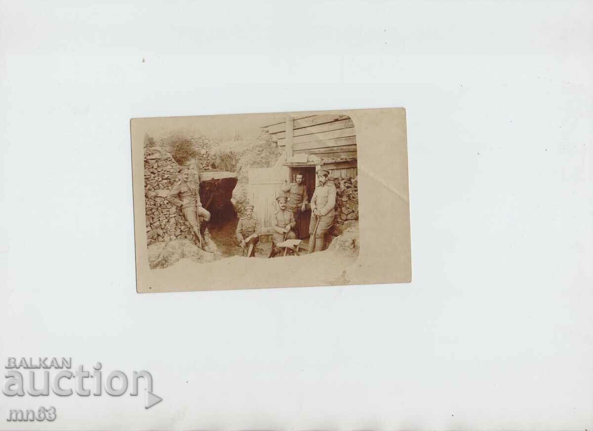 Fotografie cu soldații din prima linie în fața pirogului - 1916.