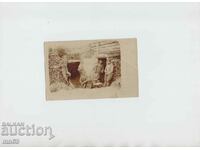Снимка на  фронтоваци пред землянката- 1916г.