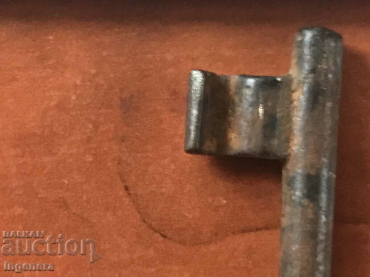 Delivery of ANTIQUE KEY FROM GRANDMOTHER AND GRANDFATHER'S CHESTS CUT PADLOCK Delivery of ANTIQUE KEY FROM GRANDMOTHER AND GRANDFATHER'S CHESTS CUT PADLOCK