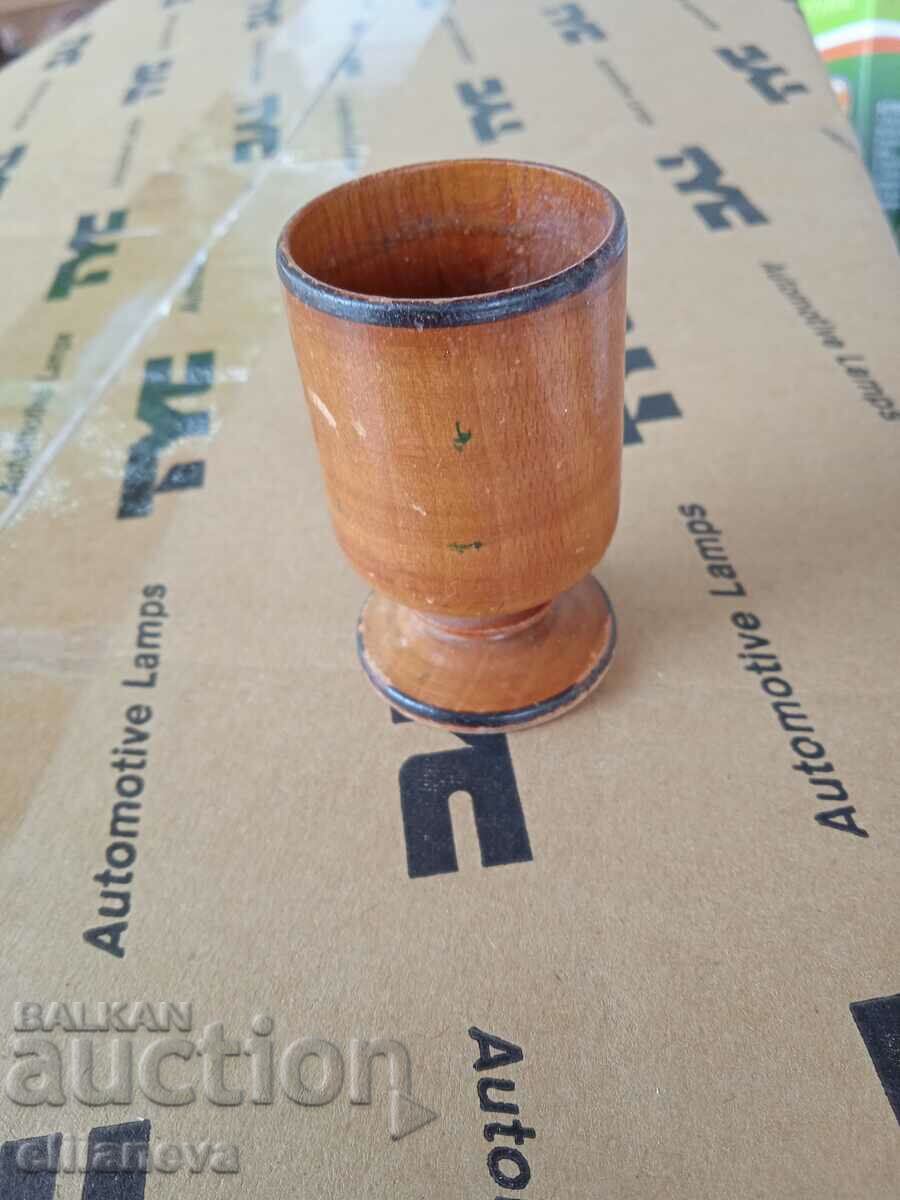 Малка дървена чашка