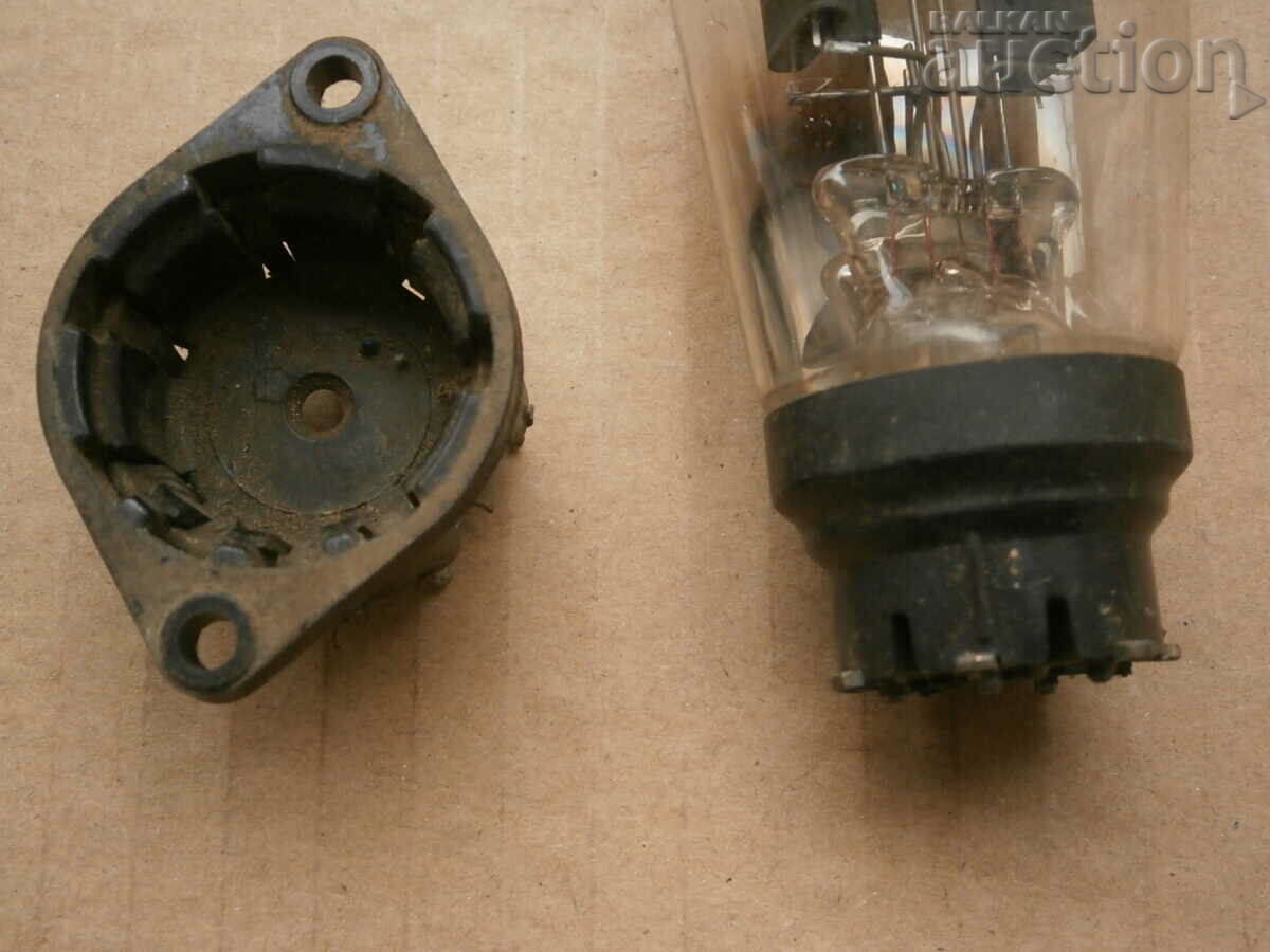 Auction antique radio lamp with plinth Auction antique radio lamp with plinth