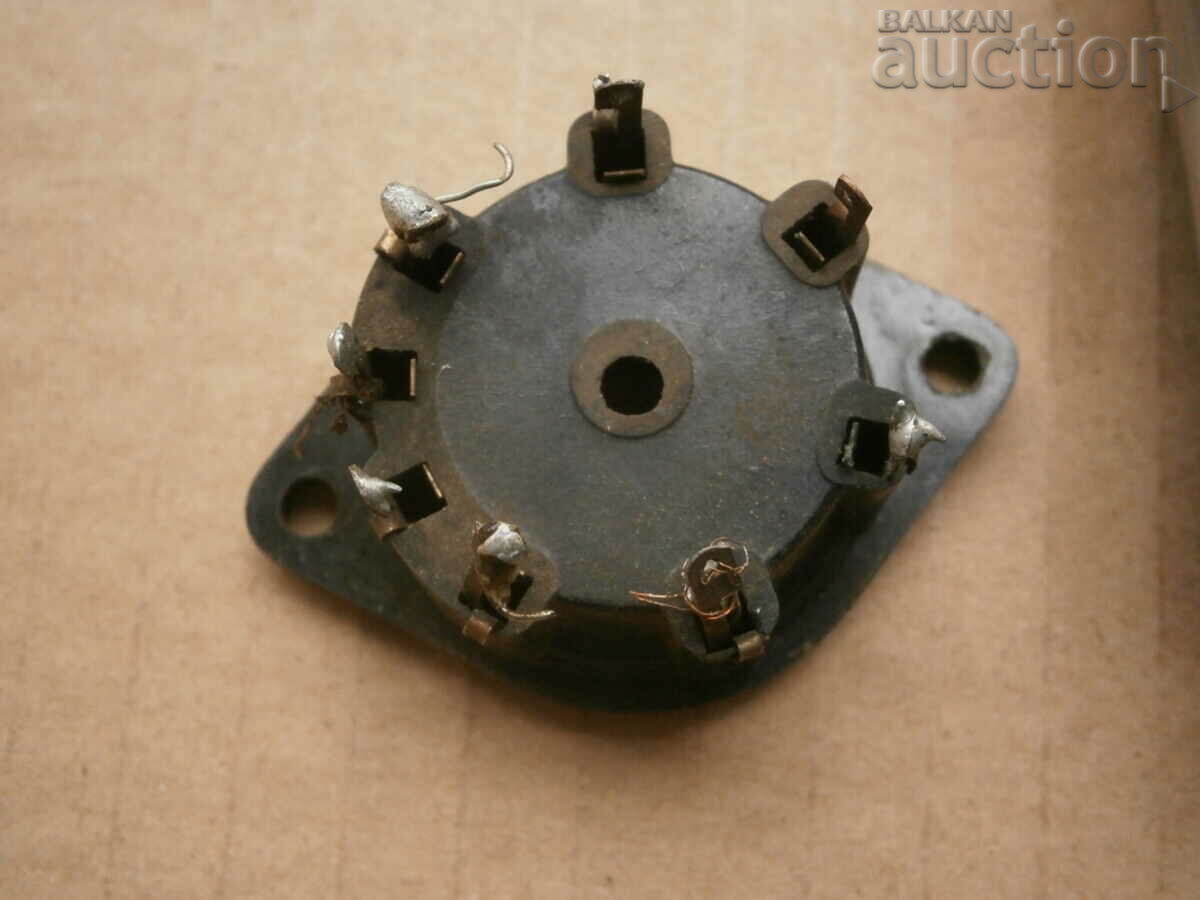 Delivery of antique radio lamp with plinth Delivery of antique radio lamp with plinth