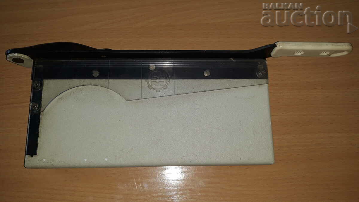 Delivery of vintage guillotine scissors for photos Delivery of vintage guillotine scissors for photos