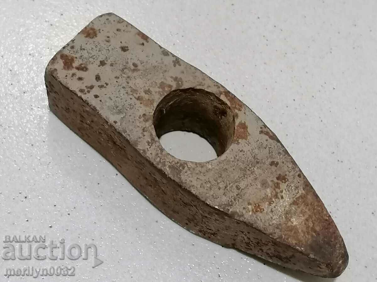 Delivery of An old stone hammer, a tool, a kink