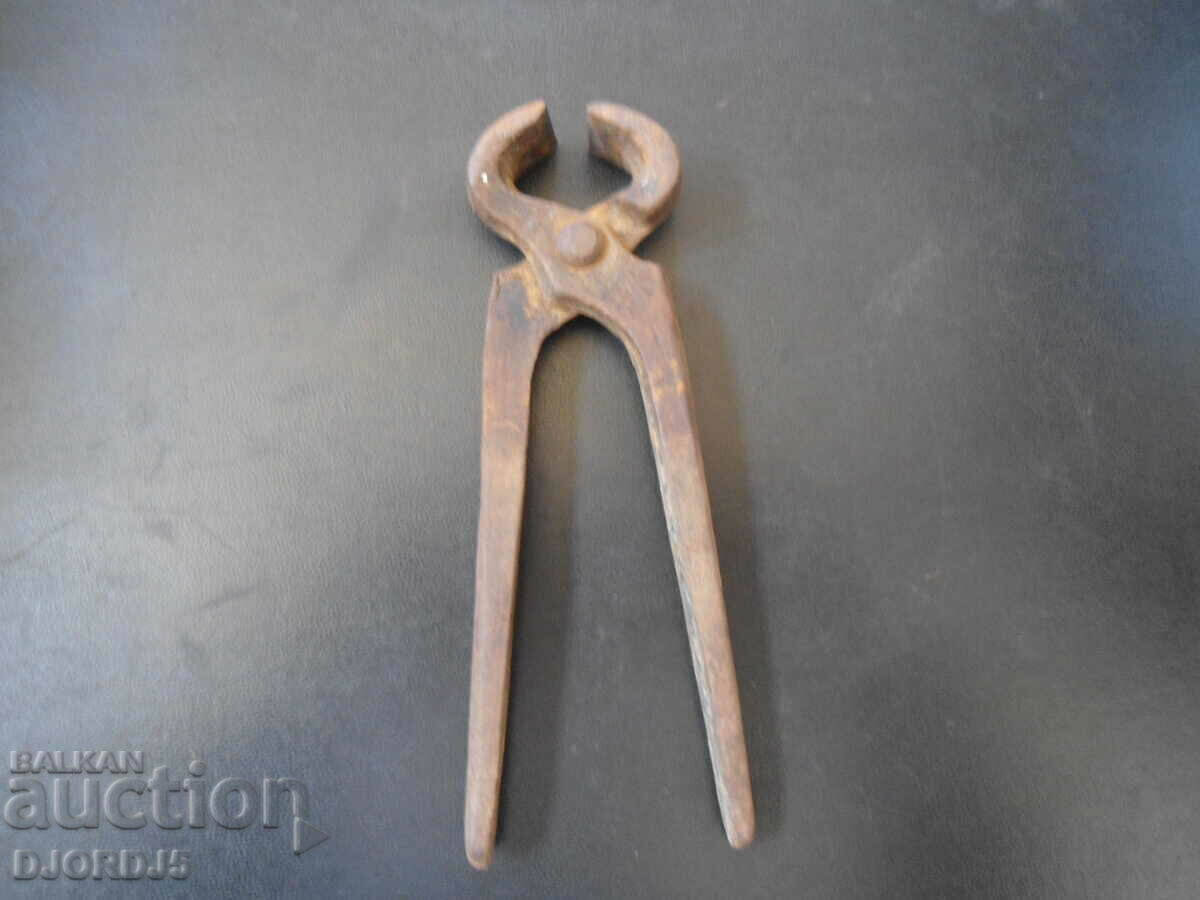 Old pliers with price 3.00 BGN | € 1.53 Old pliers with price 3.00 BGN | € 1.53