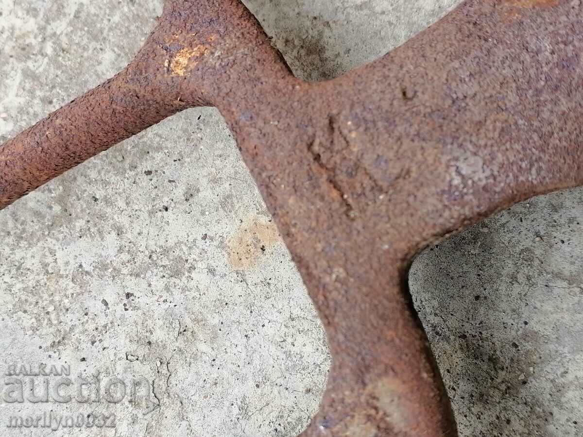 Auction  Old villa, wrought iron