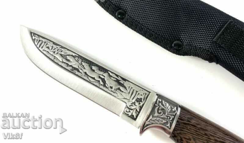 Licitație Cuțit de vânătoare bogat gravat pe două fețe cu lupi încrustați