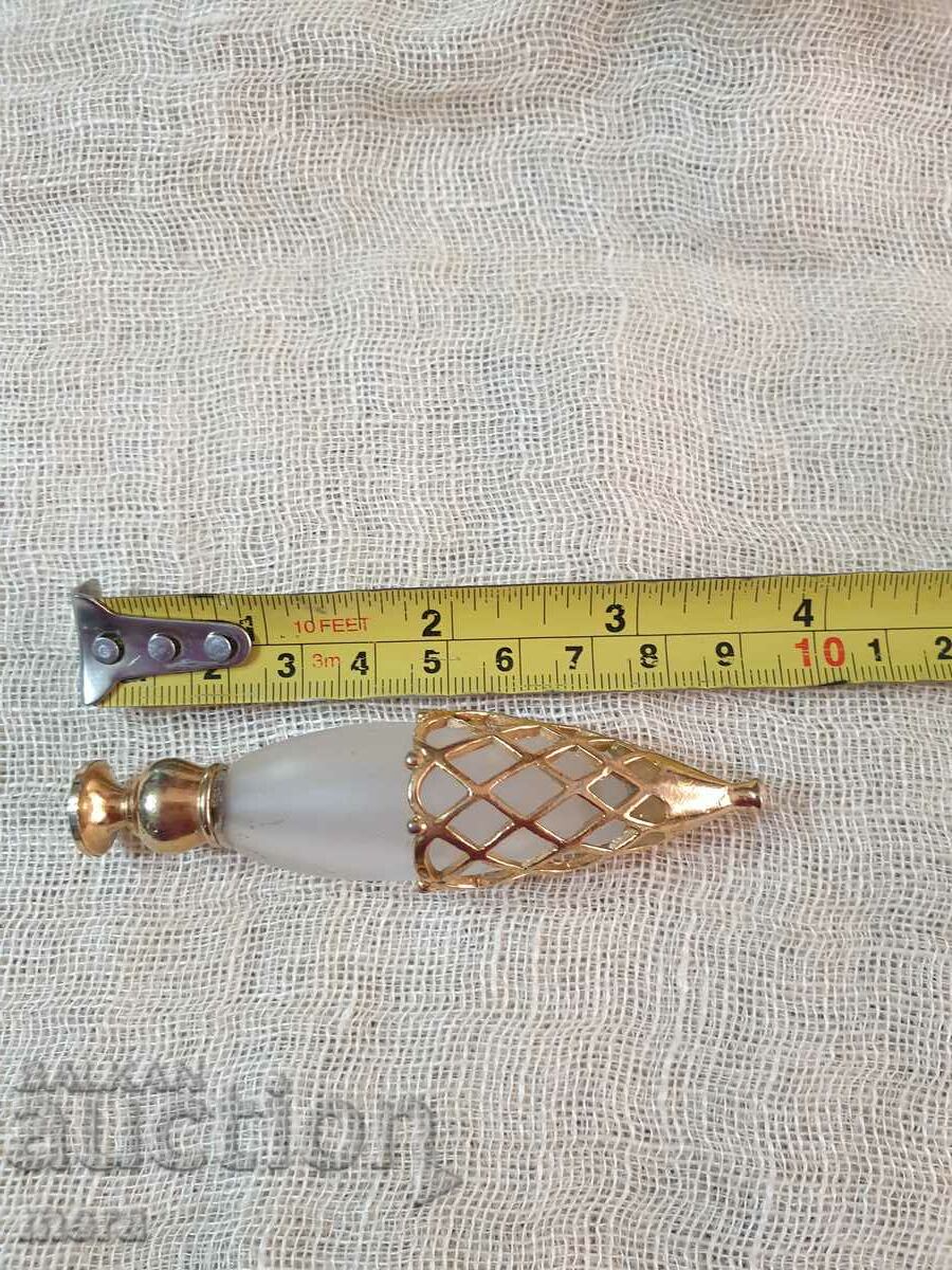 Delivery of An ancient bottle of perfume Delivery of An ancient bottle of perfume