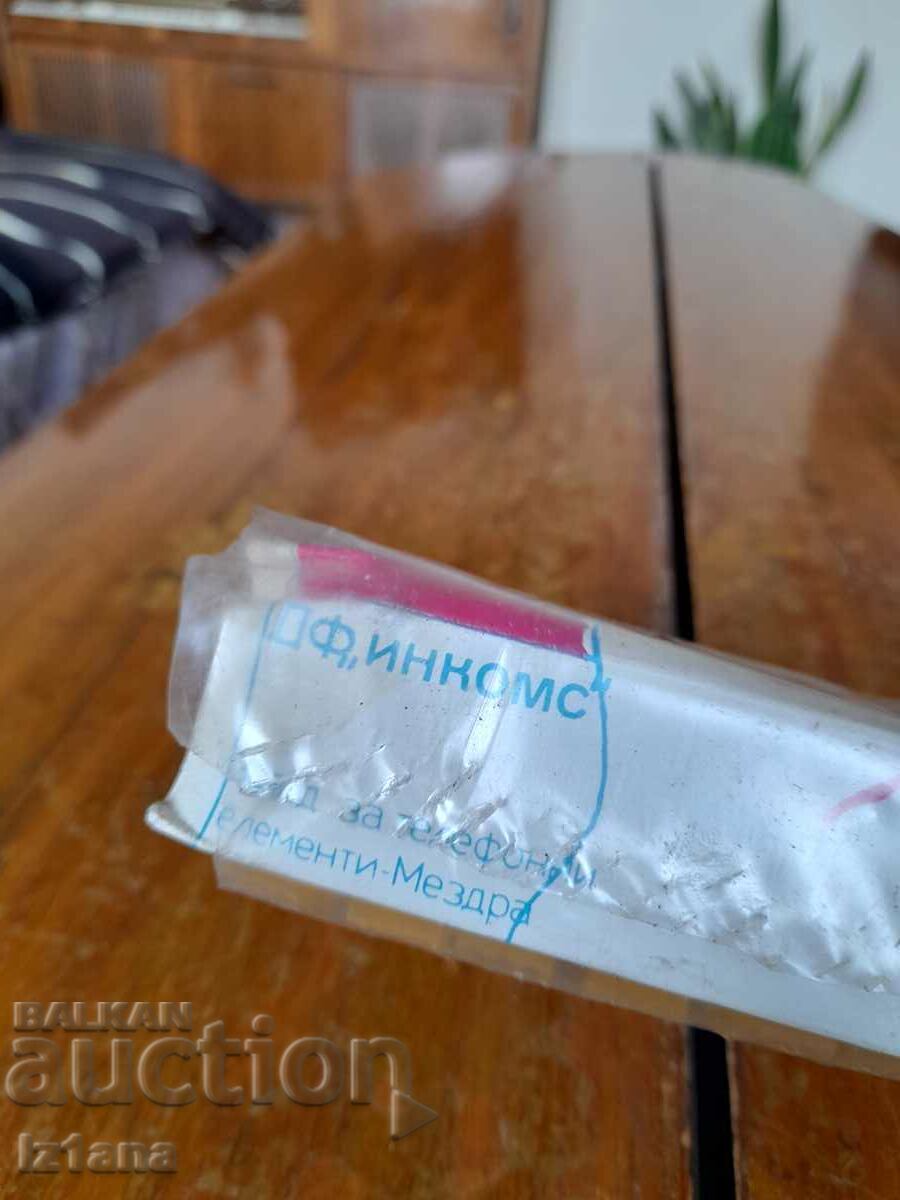 Auction  Old plastic laundry clips