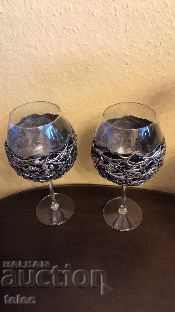 Livrarea Două pahare de nuntă cu accesorii metalice Livrarea Două pahare de nuntă cu accesorii metalice