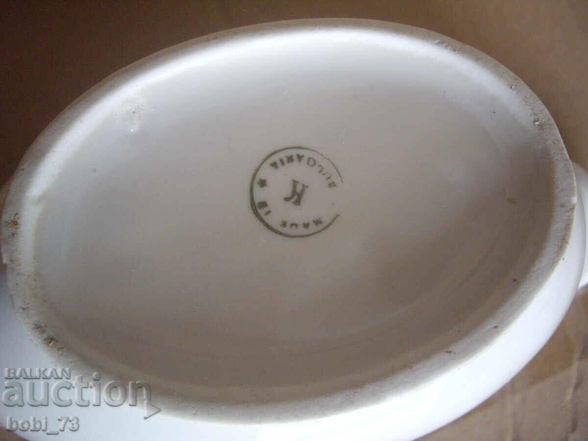Auction Porcelain, maybe a saucer. Auction Porcelain, maybe a saucer.