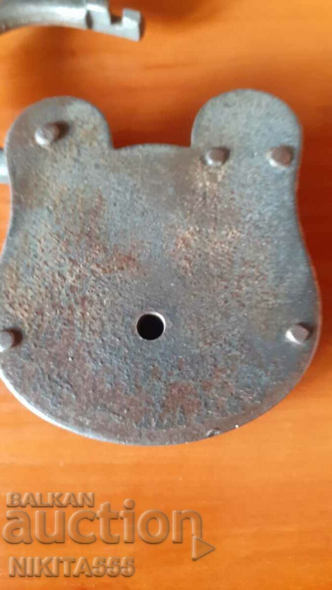 Delivery of A rare large padlock from the 1920s-30s Delivery of A rare large padlock from the 1920s-30s