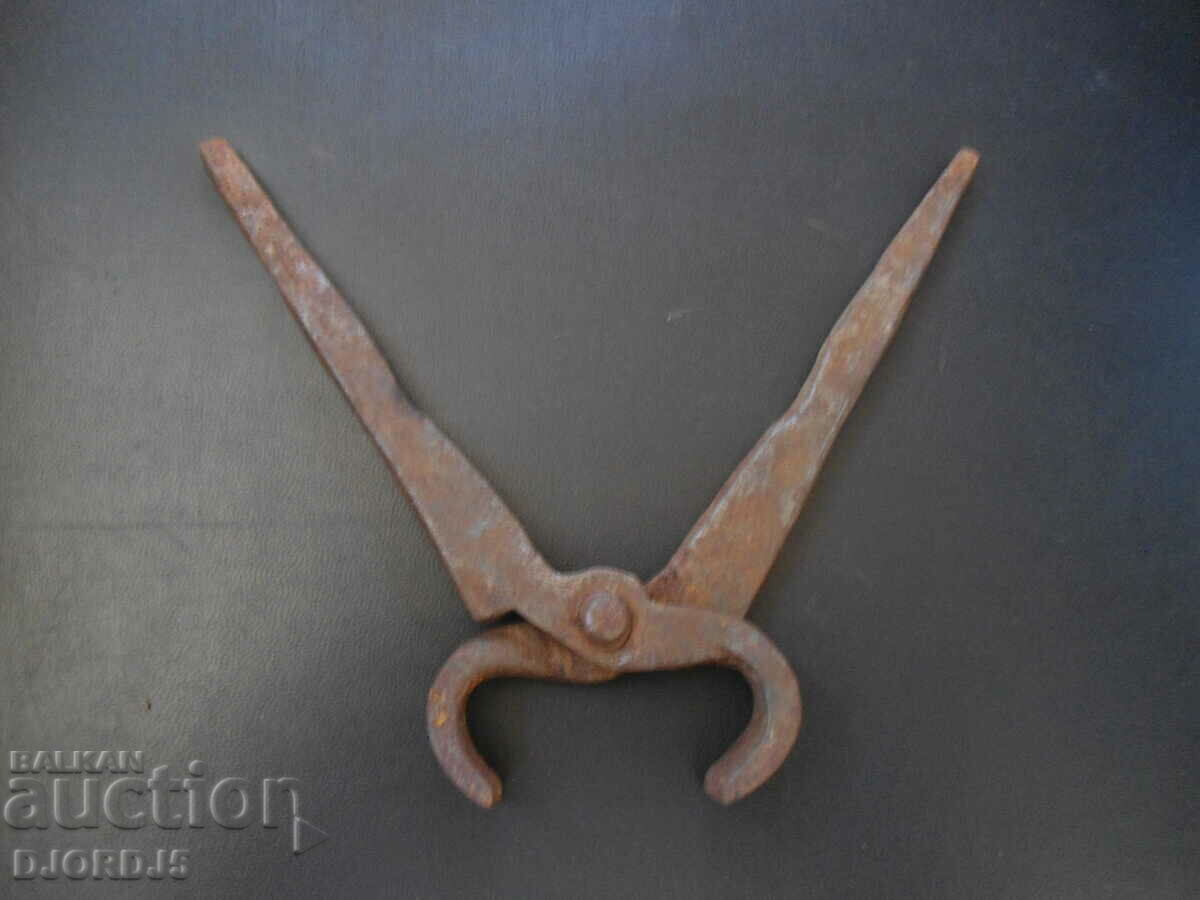 Old pliers with price 2.00 BGN | € 1.02 Old pliers with price 2.00 BGN | € 1.02