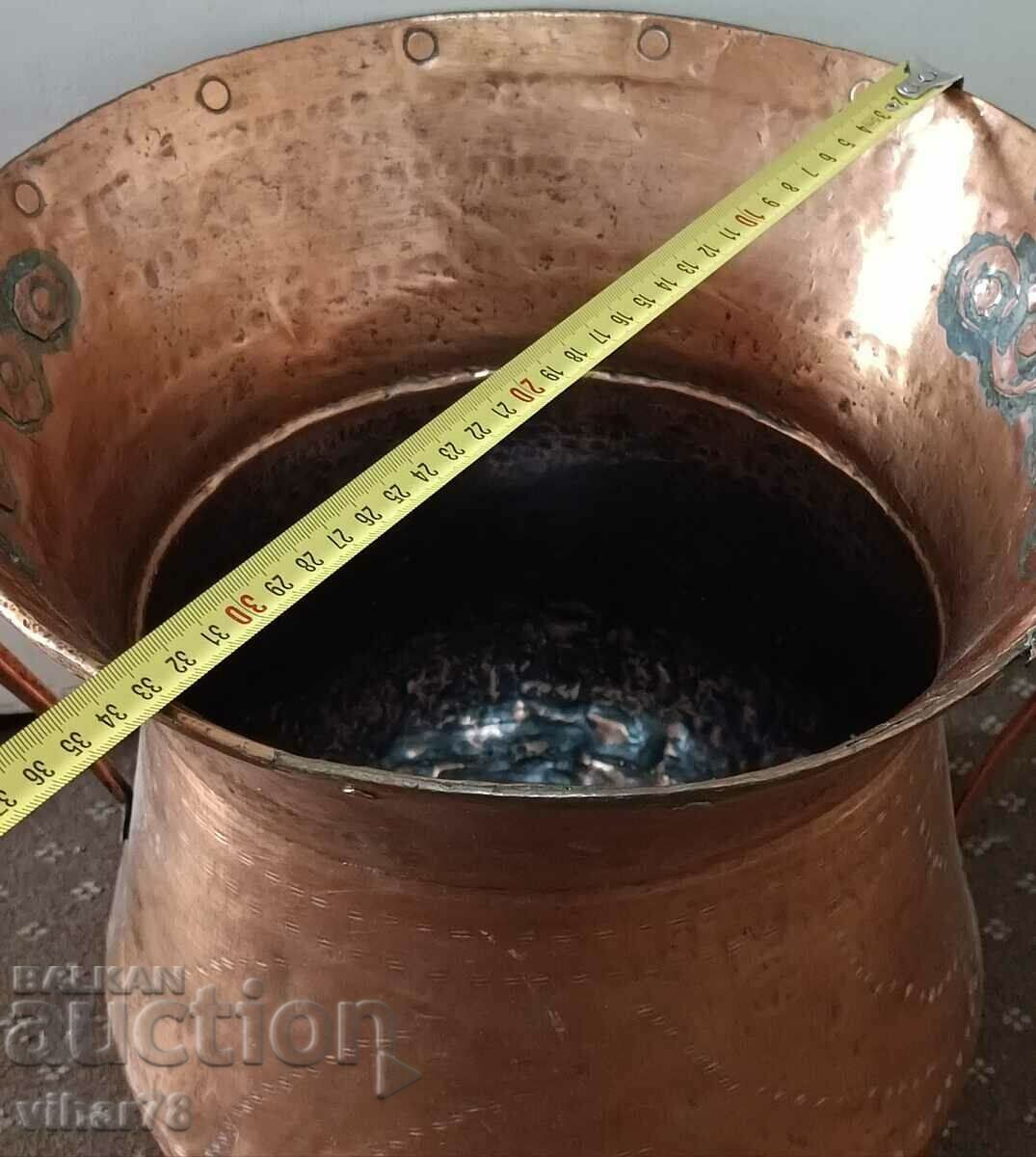 Auction A large solid copper vessel Auction A large solid copper vessel