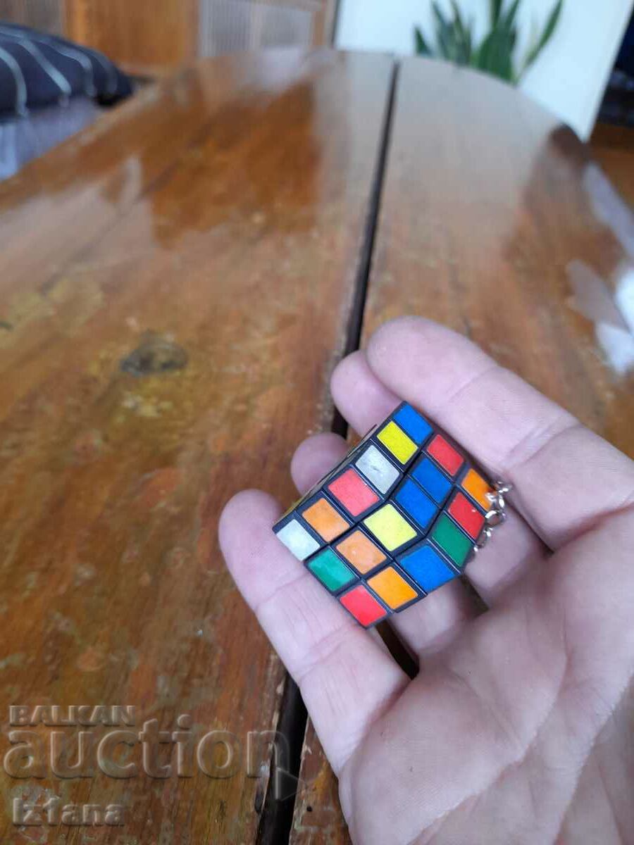 Breloc vechi cub Rubik cu preț 25.00 BGN | € 12.78 Breloc vechi cub Rubik cu preț 25.00 BGN | € 12.78