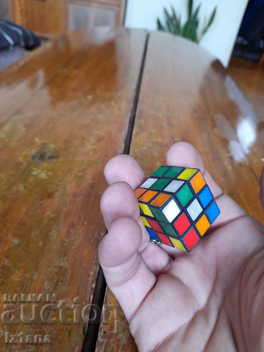 Licitație Breloc vechi cub Rubik Licitație Breloc vechi cub Rubik