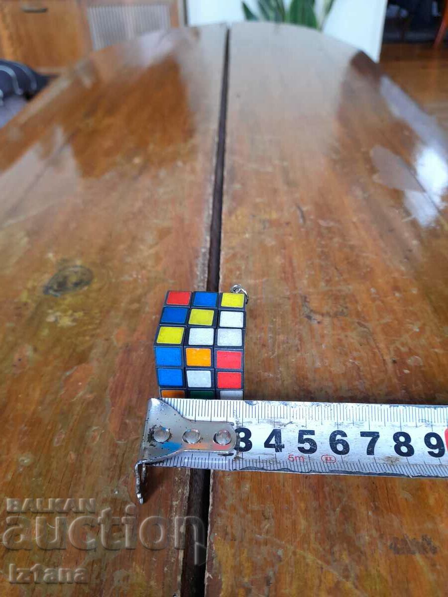 Livrarea Breloc vechi cub Rubik Livrarea Breloc vechi cub Rubik
