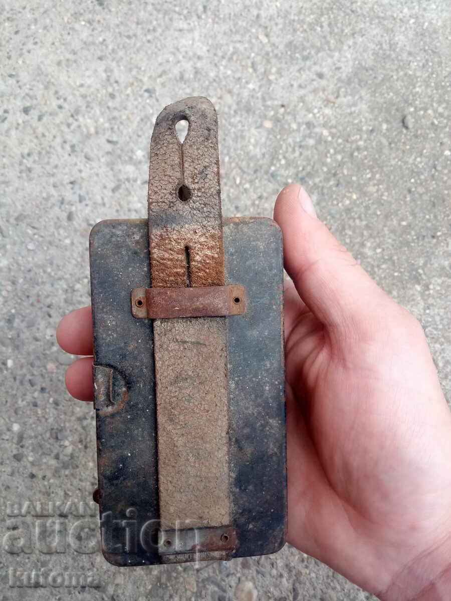 Παλαιός γερμανικός στρατιωτικός φακός Pertrix 679L με τιμή 44.99 BGN | € 23.00 Παλαιός γερμανικός στρατιωτικός φακός Pertrix 679L με τιμή 44.99 BGN | € 23.00