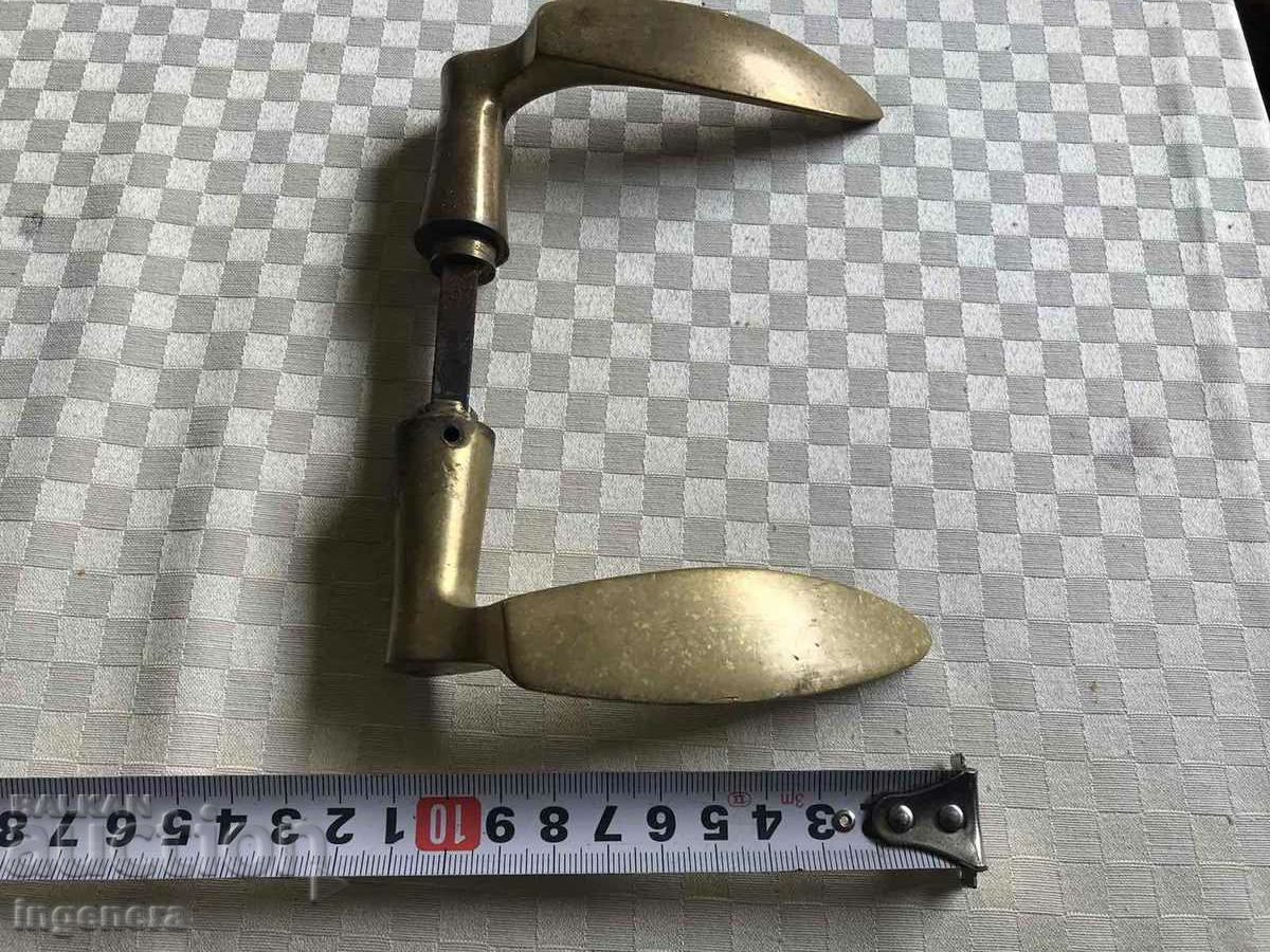 MÂNERE SCUT BRONZ ALAMA ANTICH cu preț 23.00 BGN | € 11.76 MÂNERE SCUT BRONZ ALAMA ANTICH cu preț 23.00 BGN | € 11.76