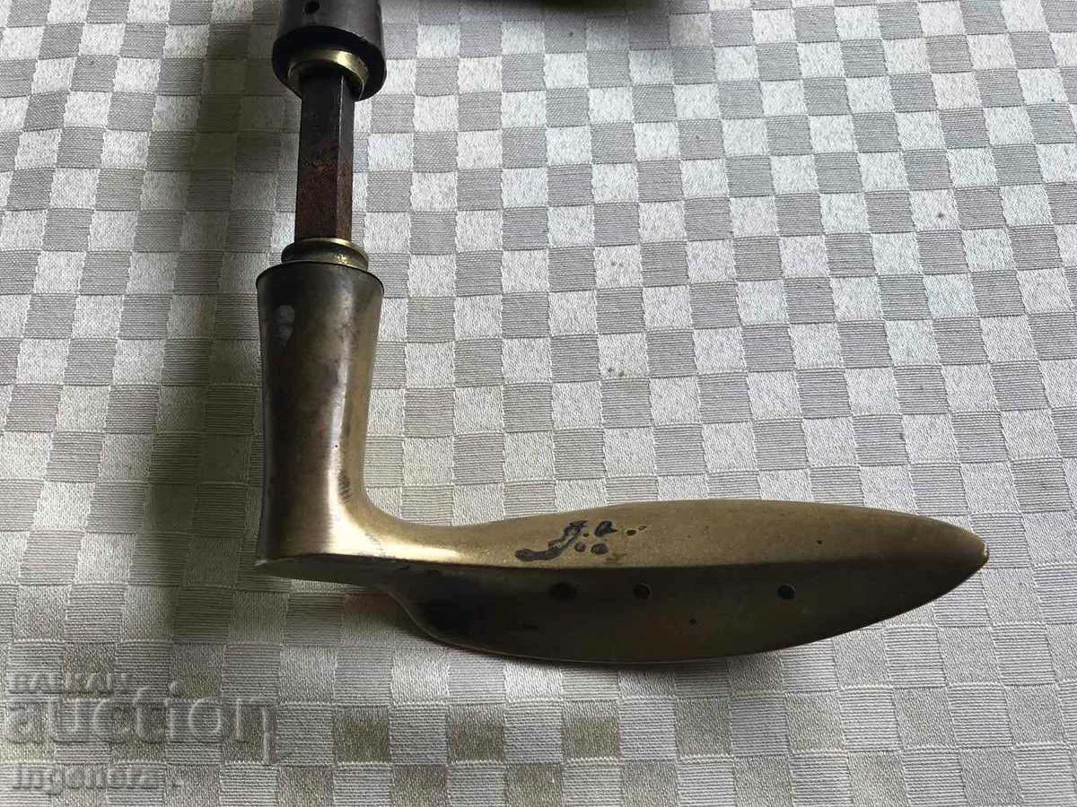 Livrarea MÂNERE SCUT BRONZ ALAMA ANTICH Livrarea MÂNERE SCUT BRONZ ALAMA ANTICH