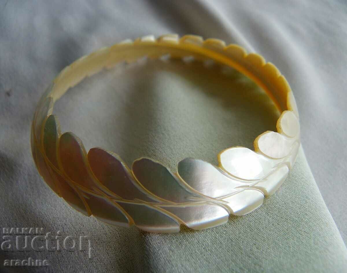 Elegant bracelet from mother of pearl