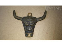 amuletă antică cu cap de taur din bronz