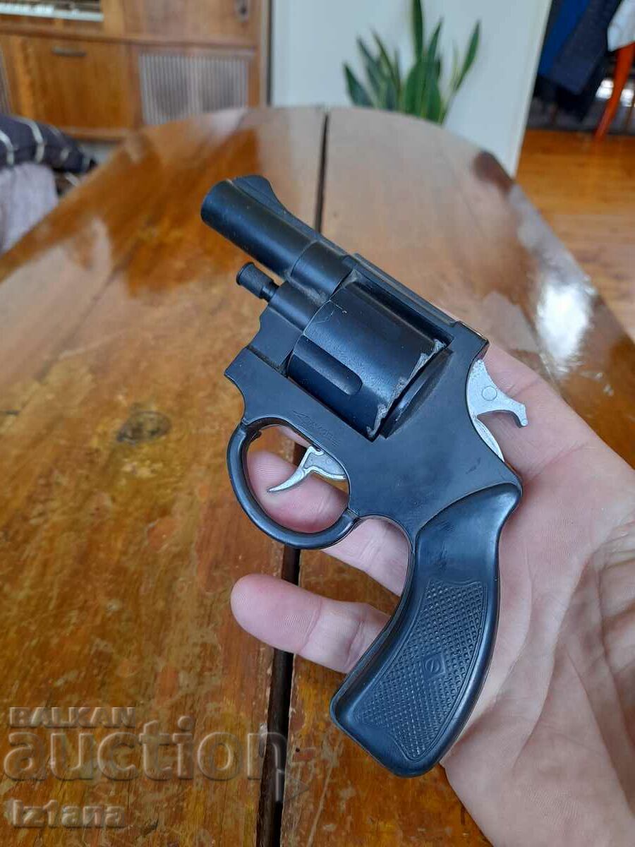 Ένα παλιό πυροβόλο όπλο με τιμή 60.00 BGN | € 30.68 Ένα παλιό πυροβόλο όπλο με τιμή 60.00 BGN | € 30.68