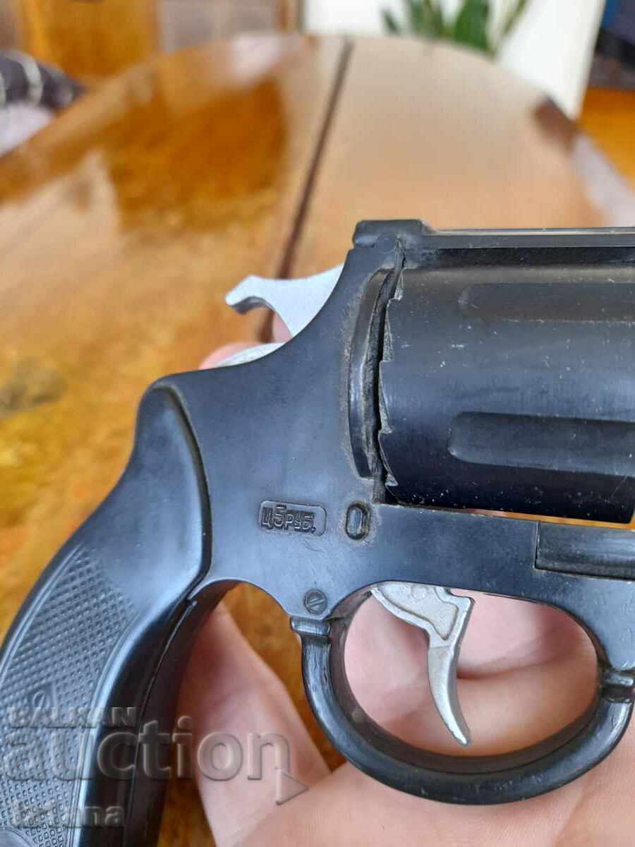 Παράδοση Ένα παλιό πυροβόλο όπλο Παράδοση Ένα παλιό πυροβόλο όπλο