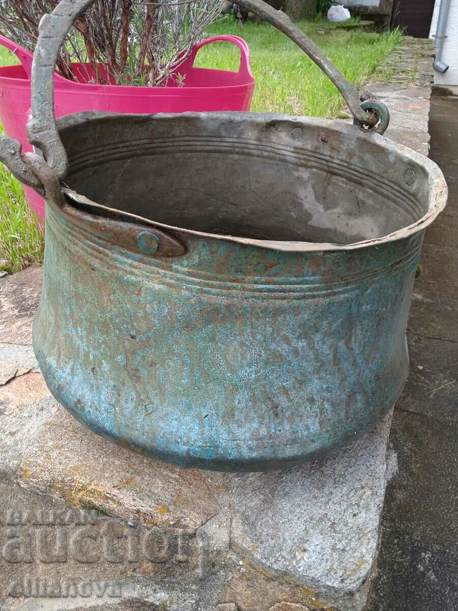 Μια μεγάλη χάλκινη αρκούδα με τιμή 60.00 BGN | € 30.68 Μια μεγάλη χάλκινη αρκούδα με τιμή 60.00 BGN | € 30.68