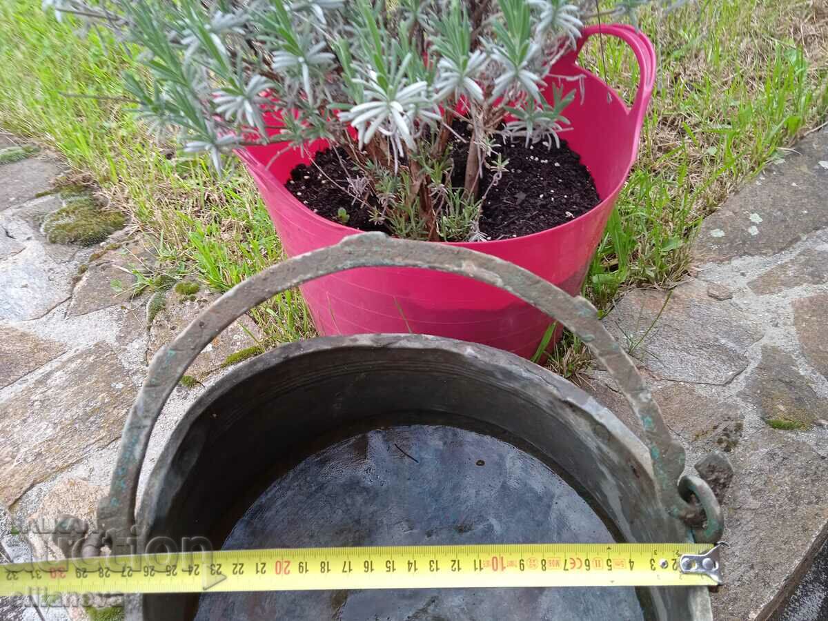 Παράδοση Μια μεγάλη χάλκινη αρκούδα Παράδοση Μια μεγάλη χάλκινη αρκούδα